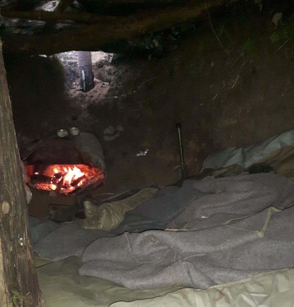 Вместо современных спальных мешков и палаток солдаты польской армии спят в землянки, как во время I и II мировых войн