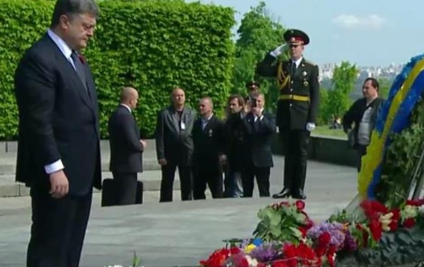 Порошенко: Украина должна праздновать День Победы по своему сценарию