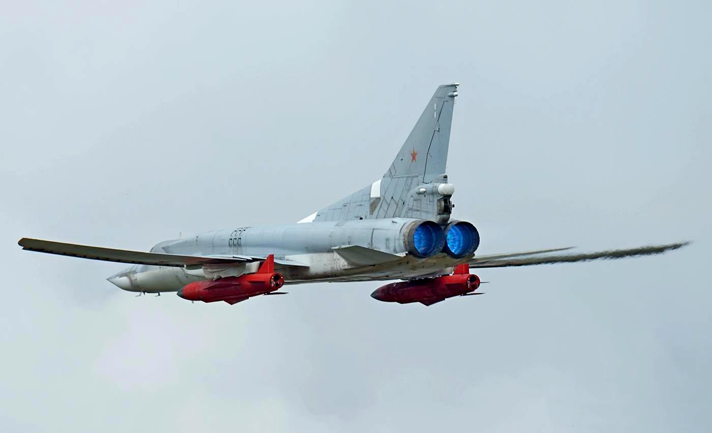 X69 ракета крылатая. Ту-22м3 с ракетами х-32. Ту-22м3м. Ту 22м3м х32. Ту-22м3 с ракетой х-22.