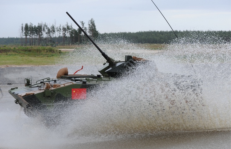 Военные инженеры КНР и Белоруссии в рамках тренировки переправили бронетехнику через Оку