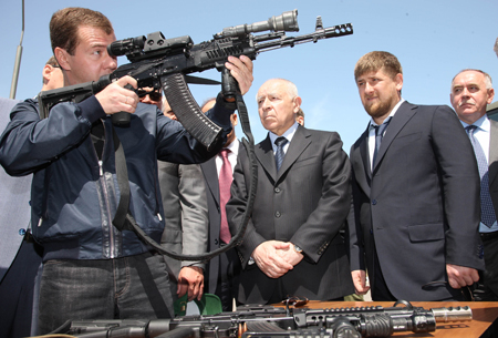 ITAR-TASS 109: MAKHACHKALA, RUSSIA. JUNE 9, 2009. Russian president Dmitry Medvedev (L) taking aim with a sophisticated automatic assault rifle during a visit to the Makhachkala FSB Spetsnaz Centre. 2nd right: Chechen leader Ramzan Kadyrov. (Photo ITAR-TASS / Mikhail Klimentyev) 109. Ðîññèÿ. Äàãåñòàí. 9 èþíÿ. Ïðåçèäåíò ÐÔ Äìèòðèé Ìåäâåäåâ, ïðåçèäåíò Äàãåñòàíà Ìóõó Àëèåâ è ïðåçèäåíò ×å÷íè Ðàìçàí Êàäûðîâ (ñëåâà íàïðàâî) âî âðåìÿ ïîñåùåíèÿ Öåíòðà ñïåöèàëüíîãî íàçíà÷åíèÿ ÔÑÁ. Ôîòî ÈÒÀÐ-ÒÀÑÑ/ Ìèõàèë Êëèìåíòüåâ