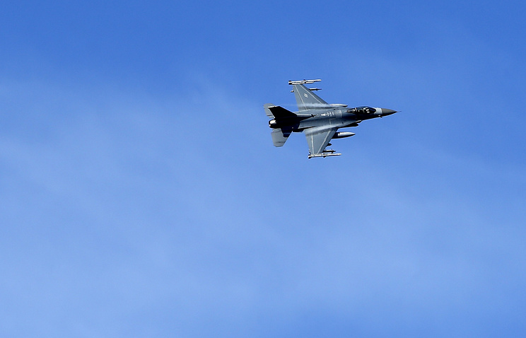Истребитель НАТО F-16 попытался приблизиться к самолету Шойгу над Балтикой