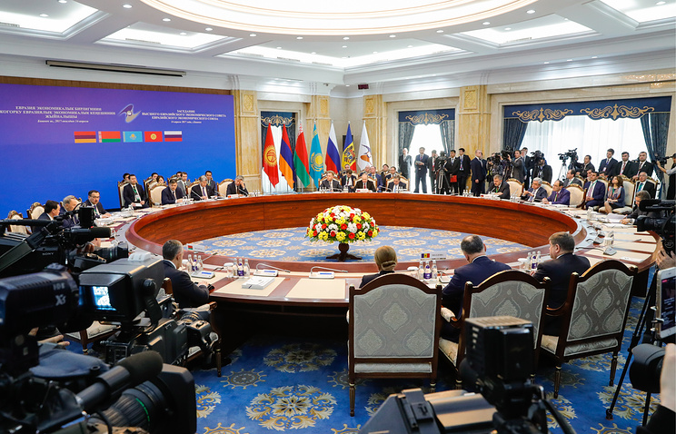 "Известия": ЕврАзЭС предложили обсудить проект единой расчетной единицы