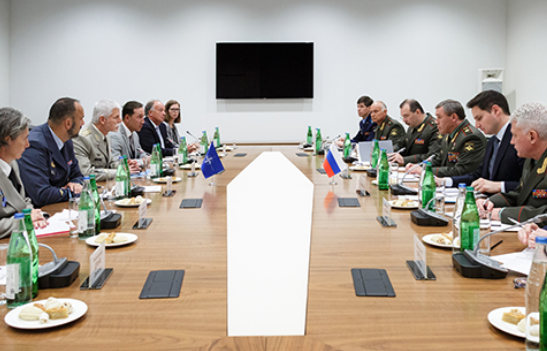 Начальник Генштаба ВС РФ обсудил с главой Военного комитета НАТО учения 