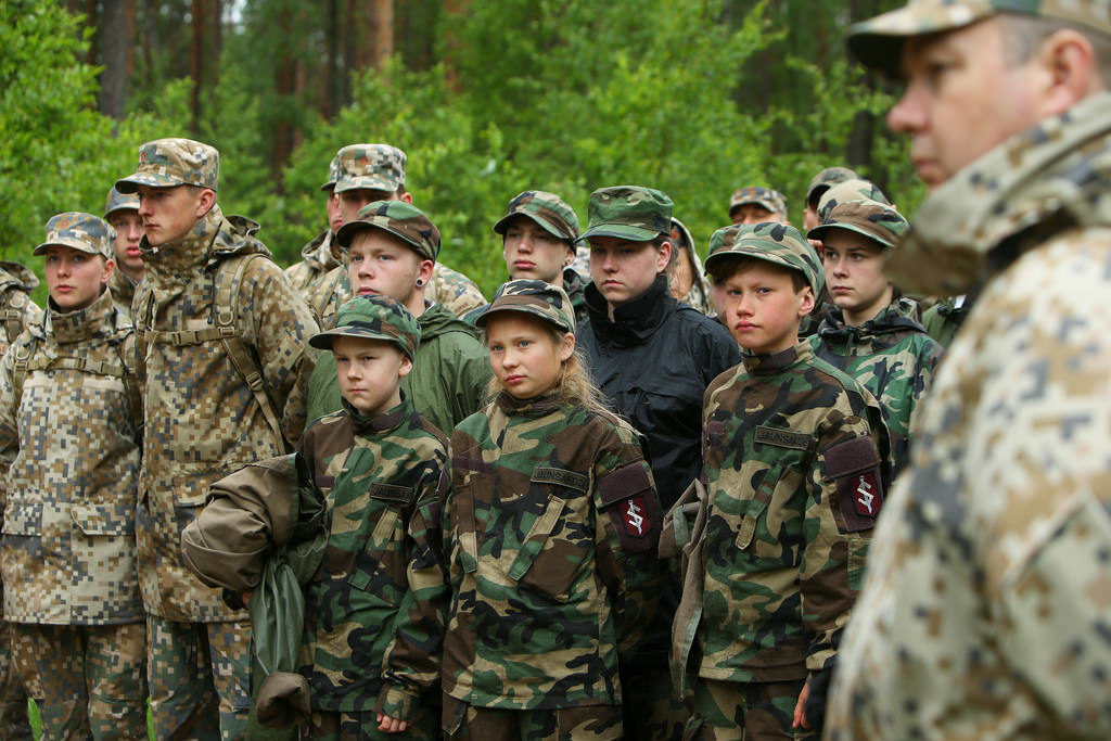 Детские военные школы. Военный лагерь для детей. Военная школа. Американские дети в военной форме. Эстонская Военная форма.