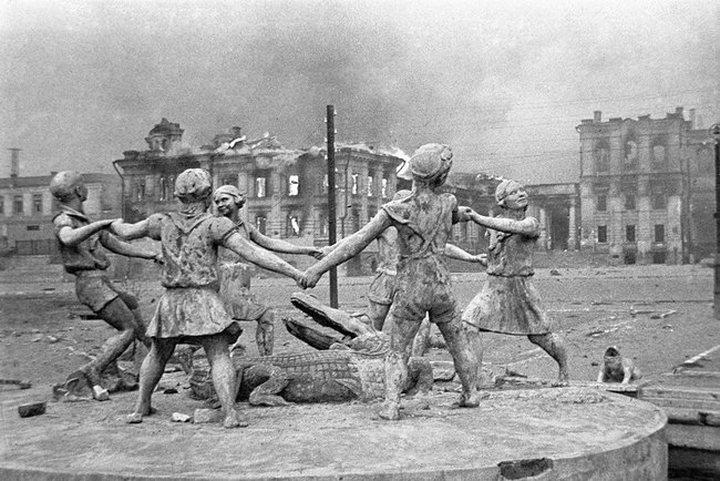 Children’s_Dance_fountain_in_Stalingrad,_23_August_1942