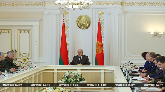 Лукашенко потребовал объяснить причины всплеска неуставщины в армии