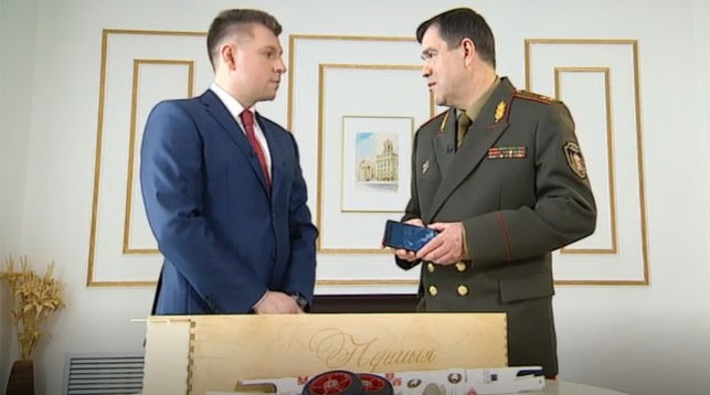 КГБ продемонстрировал разработанный в Беларуси мобильный телефон для закрытой правительственной связи