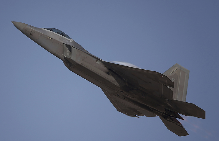 СМИ: США начали переброску в Японию новейших боевых самолетов F-22 Raptor