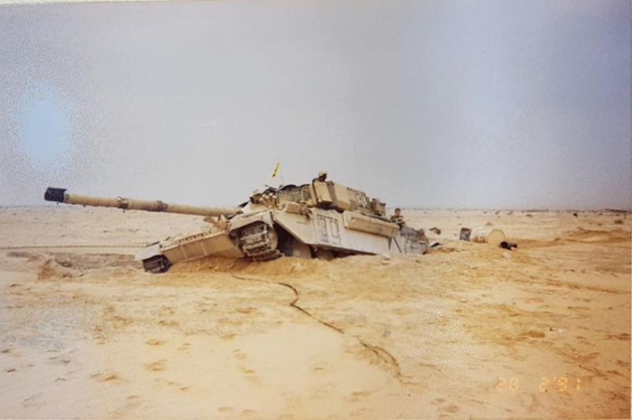 Дуэль абрамс и т. Ирак 1991 буря в пустыне. Танки Абрамс Ирак 1991. Танк Челленджер 1 в Ираке. Челленджер 2 в Ираке.