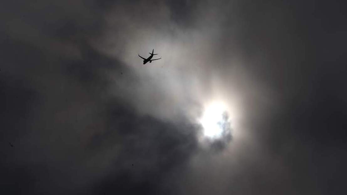 Воздушное пространство самолеты. Закрытое небо для самолетов. Небо открывается. Падающий самолет в облаках. Открытое небо.